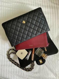 Inside My Bag, Purse Essentials, Chanel Jumbo, Nyc Girl, What In My Bag, French Women, Weekend Style, Old Money Aesthetic, Parisian Chic