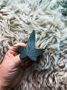 Handcrafted Ivy Leaf Brooch/hair Pin With Magical Essence - Etsy Netherlands Leaf Of Lorien, Magical Accessories, Ivy Leaves, Leather Crafting, Ivy Leaf, Leaf Brooch, The Ivy, Wedding Hair Pins, Shawl Pins