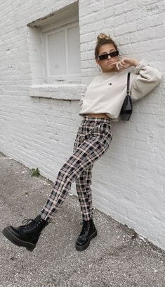 Grey Bandit, Doc Martens Outfits, Doc Martens Outfit, Outfit Essentials, Looks Street Style, Outfit Trends, Mode Inspo, Plaid Pants, Date Outfits