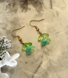 These earrings feature a beautiful flower design that exudes fairycore vibes, perfect for those who love nature-inspired accessories. Nature Inspired Accessories, Earrings Y2k, Diy Jewelry Earrings, Beautiful Flower Designs, Aesthetic Y2k, Earrings Flower, Floral Earrings, Y2k Aesthetic, Colorado Springs