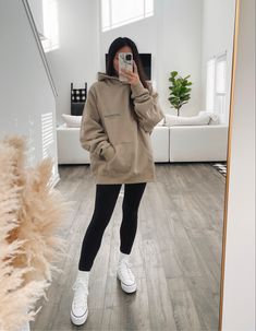 Essentials FOG Fear Of God Sweatshirt Worn By By Molly Love Leggings And A Hoodie Outfit, Leggings And Hoodie Outfit Winter, White Converse Winter Outfit, Hoodies And Leggings Outfit, Tan Sweatshirt Outfit, Outfits Streetwear Mujer, Champion Hoodie Outfit, Essential Hoodie Outfit, Winter Hoodie Outfit