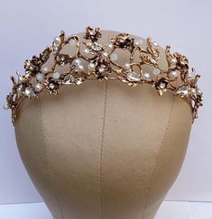 Beautiful vintage Victorian crown with pearls and Swarovski crystals. Perfect for a special occasion. Comes beautifully packaged in a velvet pouch. Bridgerton Crown, Acotar Tamlin, Crown With Pearls, Royal Aesthetics, Bridgerton Inspired Wedding, Elizabeth Swan, Victorian Crown, Bridal Ornaments, Bridal Hair Chain