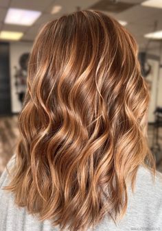 Copper Color Trends Taking Over This Fall - Bangstyle - House of Hair Inspiration Brownish Red Hair With Blonde Highlights, Bronze Balayage, Copper Highlights On Brown Hair, Golden Hair Color, Copper Brown Hair, Copper Blonde Hair, Strawberry Blonde Hair Color, Bronze Hair, Chocolate Brown Hair Color