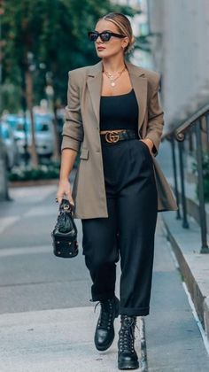 Stile Casual Chic, Classy Business Outfits, Look Retro, Stylish Work Outfits, Mode Inspo, Blazer Outfits, Edgy Outfits, Looks Style