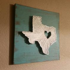 the texas string art is hanging on the wall