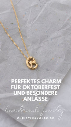 Auf dem Foto sieht man eine hübsche, feine Goldkette, an der ein kleiner Brezel-Anhänger hängt. Die Brezel ist handgemacht und sehr detailreich gestaltet, fast wie eine echte, nur eben winzig und aus Gold. Die Kette und der Anhänger schimmern sanft im Licht und wirken zusammen einfach bezaubernd. Es ist ein süßes und stilvolles Schmuckstück, das sowohl schlicht als auch charmant ist.