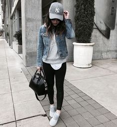 Outfits combinando colores neutros ¡ideales para verte elegante y casual a la vez! Grey Sneakers Outfit, Outfit Grey, Look Legging, Casual Weekend Outfit, Woman Yoga, Pants Outfit Casual, Athleisure Women, Boyfriend Jean