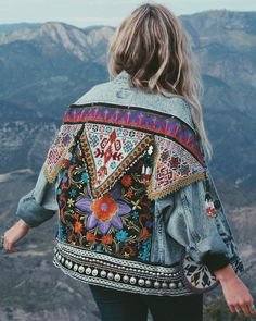 Veste en jean brodée Stile Hippie Chic, Moda Hippie, Jacket Ideas, Virtual Wardrobe, Boho Denim, Diy Jacket, Estilo Hippie