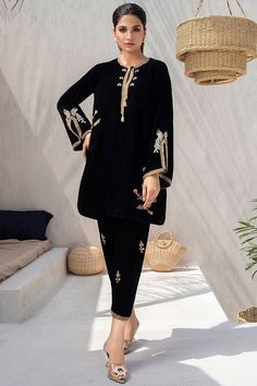 Velvet Suits Women Indian, Plazo Suit Design, Black Velvet Suit, Velvet Suit Design, Velvet Kurta, Punjabi Suit Boutique, Maharani Designer Boutique, Winter Suits, Designer Punjabi Suits