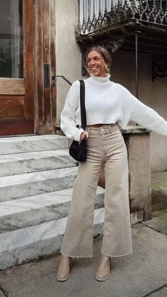 Cream Jeans Outfit, Beige Pants Outfit, Fall Outfits Cute, Jean Beige, Flare Jeans Outfit, Wide Leg Jeans Outfit, Legs Outfit, Wide Leg Pants Outfit, Pants Outfit Fall