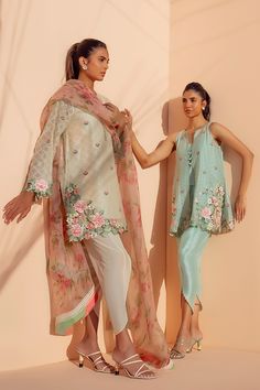 This cream cotton net kurta is artfully rendered with pink and green floral embroidery along the sleeves and daman. The floral printed organza dupatta compliments the piece with hues of pink. This look is paired with a crepe tulip shalwar. Sims Closet, Tulip Shalwar, Long Kurti Patterns, Summer Casuals, Organza Kurta, Sania Maskatiya, Floral Prints Fashion, Printed Organza, Punjabi Outfits