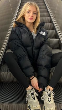 North Face Coat Outfit, Caption Inspiration, Doudoune The North Face, Puffer Outfit, Bubble Jacket, North Face Outfits, Puffer Jacket Outfit, The North Face Puffer, Jacket Outfit Women