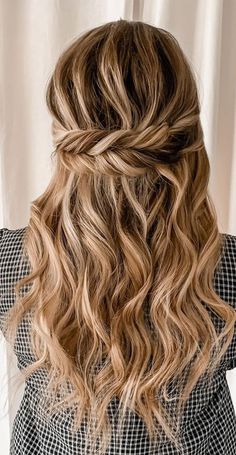 37. Dutch Fishtail Braid trick There are unlimited hairstyles for long hair and Half up half down hairstyles is one of those unlimited hairstyles. Half... Dutch Fishtail, Occasion Hairstyles, Southern Hair, Dutch Fishtail Braid, Everyday Hairstyle, Simple Ponytails, Updo Styles, Bridal Ideas, Quick Braided Hairstyles