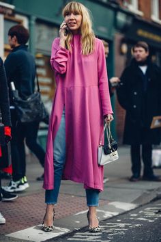 Dress over jeans // leopard pumps // street style // fashion week Layering A Dress, London Fashion Weeks, Outfit Chic, Winter Mode, Street Style Looks