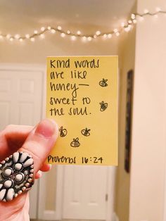 someone is holding up a note that says, kind words are like honey and sweet to the sun