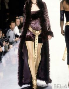 90s Dark Fashion, Runway Fashion Couture, Runway Outfits, Fashion 90s, 90's Fashion, Looks Chic, 2000s Fashion, Mode Vintage, Looks Style