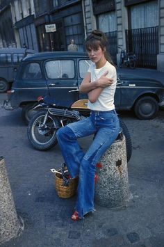 1970s revival Style Jane Birkin, Jane Birkin Style, Charlotte Gainsbourg, Emma Chamberlain, Woman Sitting, Bohol, Jane Birkin, 1960s Fashion