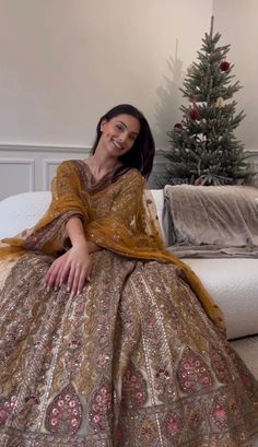 Lehenga For Winter Wedding, Wedding Guest Outfit Indian Lehenga, Desi Look Aesthetic, Lehenga Blouse Designs Full Sleeves, Desi Clothes Wedding, Capcut Templates, Indian Wedding Saree, South Indian Wedding Saree, Pakistani Lehenga