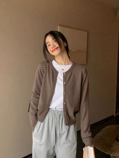 Minimalist Cozy Outfit, Style Cardigan Hijab, Cardigan Outfit Hijab Casual, Ootd With Cardigan, Minimal Korean Fashion, Minimal Outfit Korean, Korean Minimalist Outfit, Cardigan Ootd