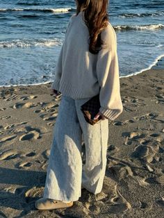 Linen Pants Outfit Business Casual, Coastal Going Out Outfit, Costal Vacation Outfits, Casual Winter Beach Outfit, Fashion Neutral Aesthetic, Lazy Beach Outfits, Malibu Outfit Winter, Linen Pants Aesthetic Outfit, Comfy Beach Outfit Cold