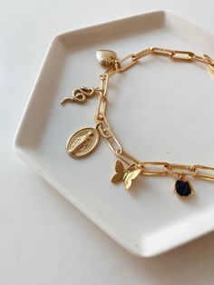 Gold Bracelet With Charms, Multi Charm Necklace, Chain Charm Necklace, Charm Necklace Ideas, Charm Bracelet Ideas, Edgy Engagement Ring, Trendy Gold Necklace, Engagement Ring Non Traditional, Charms Aesthetic