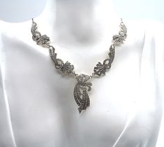 This wonderfully beautiful piece of jewelry is decorated with elegant bow ornaments and hand-set with marcasites in silver ornaments. A dreamlike and masterful piece of jewelry made from the finest 925 silver - sterling silver - the entire stone setting is delicately handcrafted. The entire elegant necklace, designed in Art Nouveau style, has a total length of 44 cm. This piece of jewelry is hallmarked 925 by the silversmith. Truly a fantastically beautiful and very elegant Art Nouveau eye-catch Bow Ornaments, Classy Art, Art Nouveau Necklaces, Silver Ornaments, Elegant Necklace, Elegant Art, Stone Setting, Art Deco Period, Silver Art