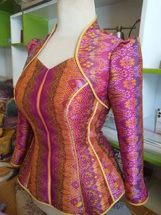 Luxury Fitted Blouse With Traditional Patterns, Purple Brocade Blouse Designs, Traditional Luxury Brocade Tops, Brocade Patchwork Blouse Designs, Blouse Batik Modern Kombinasi, New Saree Blouse Designs, Fashionable Saree Blouse Designs