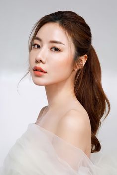 Korean Wedding Makeup, Asian Wedding Makeup, Long Bridal Hair, Natural Prom Makeup, Asian Bridal Makeup, Bridal Makeup Natural, Wedding Makeup Looks, Natural Wedding Makeup