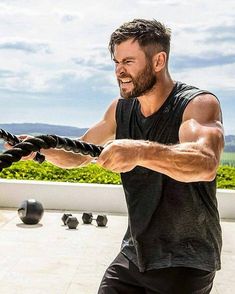 image Male Motivation, Chris Hemsworth Hair, Hairstyles For Boys, Christopher Hemsworth, Gym Banner, Gym Hairstyles, Celebrity Dads