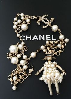 Coco Chanel Fashion, Pearl Love, Chanel Necklace, Pearl Accessories, Pearl Pink, Chanel Logo, St Regis