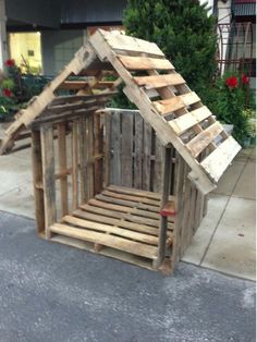 a small wooden house made out of pallets