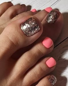 Glitter Pedicure, Glitter Toe Nails, Pedicure Designs Toenails, Pedicure Nail Designs, Gel Toe Nails, Toe Nail Color, Pretty Toe Nails, Cute Toe Nails, Summer Toe Nails