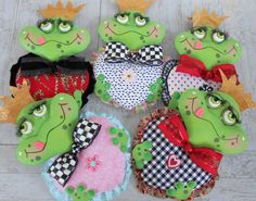 several decorated cupcakes are arranged in the shape of frogs with crowns on their heads