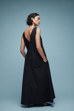 This midi dress is sleeveless and made of cotton and features a loose fit and a non-stretchy material. It has a v neckline. Black Midi V-neck Dress For Daywear, Black V-neck Sundress Midi Dress, Chic Black Sleeveless Cotton Dress, Sleeveless Cotton Midi Dress Unlined, Cotton Sleeveless Unlined Midi Dress, Sleeveless Cotton Unlined Midi Dress, Unlined Cotton Sundress Midi Dress, Unlined Cotton Midi Sundress, Unlined Sleeveless Cotton Midi Dress