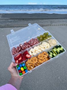 Beach snack with meats cheeses for kids Beach Day Food, Boat Snacks, Beach Snacks, Boat Food Ideas, Vacation Florida, Road Trip Snacks, Lake Food Ideas Summer, Food Ideas Summer, Lake Food Ideas