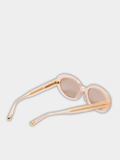 VEDI VERO is a domestic house brand created to reflect true style and value.- Use of 99.9% UV blocking lenses- Oval shaped frame point- Additional metal on the temple- Cute and lovely mood design Mood Design, Verona, Temple, Lenses, Frame, Pink, Design