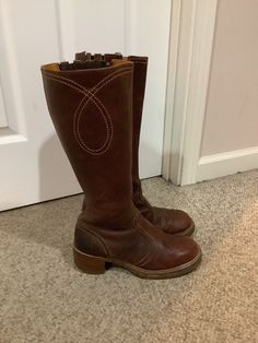 This nice vintage 1970s Frye like brown leather tall platform hippie boho Woodstock festival boots with chunky wood heels boots and embroidered stitching on sides of boot comes to you in a modern day size 10. There is no size listed anywhere on boots but my daughter tried them on and they are a size 10 which is sooo hard to find. Pls compare the measurements I give you to those in your closet. There is no name in this boot or at least that I can see- pls compare the measurements i give you to th Vagabond Boots Brown, Boots No Heel, Vintage Brown Boots, 70s Boots, Hippie Shoes, Autumn Boots, Festival Boots, Wood Heels, Stacked Heel Boots