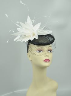 .   This is a pretty Shaped Disc Fascinator  in Black Base hat with Whit loops & coque Feathers set on a l headband , if you want to change the colors to match your dress, please feel free to contact me. can be added  with different colours feathersplease ,contact me for colours available 💃1. All hats will be sent from Rockville, MD, 20850, using FedEx Ground (1- 5 business days if the shipping box circumference is above 263 inches, length + width+ height) or USPS priority shipping service (1-3 Wedding Hats For Guests, Sinamay Hats, Tea Party Wedding, Kentucky Derby Party, Feather Flower, Kentucky Derby Hat, Derby Party, Elegant Hats, White Feathers