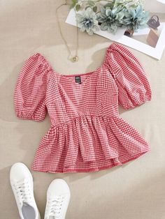 Ruffle Hem Blouse, Gingham Top, Blouse Back Neck Designs, Checked Blouse, Fashion Top Outfits, Trendy Fashion Tops, Casual Day Outfits, Gingham Tops, Easy Trendy Outfits