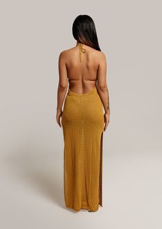 DESCRIPCIÓN

Sensual bajo el sol, el 'Vestido pareo sin espalda tejido texturizado Selena amarillo mostaza' es una adición minimalista y elegante a tu colección de ropa de playa. Confeccionado con un hermoso tejido suave, este estilo se adapta perfectamente al cuerpo. Este vestido de verano es lo suficientemente versátil como para combinarlo con tu bikini nude favorito o una pieza ajustada. Precioso corte halter con un delicado lazo al cuello. Hendidura glamorosa en ambos lados para acentuar l Gold Backless Beach Dress, Resort Wear Collection, Luxury Swimsuits, Textured Knit, Cover Up Dress, Swimwear Collection, Swimsuit Cover, Couture Collection, Curator Style