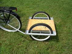 a bike trailer attached to a bicycle on the grass