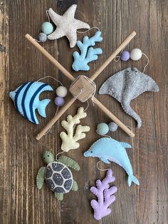 various sea animals and seashells are arranged on a wooden surface