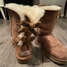 Size 9 Dark Brown Uggs, Chocolate Brown Uggs, Ugh Boots With Bows, Ugh Boots Bows, Brown Bow Ugg Boots, Ugg Shoes, Womens Uggs, Bootie Boots, Fashion Inspo Outfits