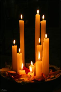 many lit candles are arranged in a circle