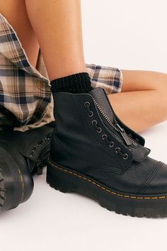 The perfect autumn shoes 🍂 Doc Marten Zip Boots, Zip Up Doc Martens, Dock Martens, Dr Martens Sinclair, Style Dr Martens, Ankle Boots Uk, Timberland Boots Outfit, Timberland Waterproof Boots, Doc Martens Outfit