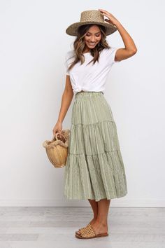 Cute Modest Outfits, Green Skirt, Mode Vintage, Street Styles, Modest Outfits, Outfits Casuales, Skirt Outfits, Cute Casual Outfits, Modest Fashion