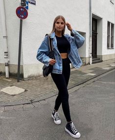 Outfits Juveniles, 2022 Outfits, Look Legging, Jean Jacket Outfits, Denim Jacket Outfit, School Fit, Comfy Jeans