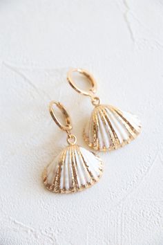 Natural sea shell hoop earrings in 18k gold plated. Earrings size: 12mm dia Shell size: about 20-25mm Metal component: 18k gold plated brass base This listing is for a pair of earrings. ﹎﹎﹎﹎﹎﹎﹎﹎﹎﹎﹎﹎﹎﹎﹎﹎﹎﹎﹎﹎﹎﹎ ▲ Care instruction: Please remove it before bathing or swimming. Avoid your jewelry touching chemical such as hairsprays or perfumes. Using soft cloth to clean your jewelry every time after wearing it, and store it in a dry and cool place. ▲ Gift packaging: All products will be packed in a Beachy Jewlery, Shell Hoop Earrings, Sea Shell Earrings, Beach Jewelry Boho, Shell Craft, Cotton Jewelry, Earrings Beach, Beach Earrings, Hoop Earrings Style