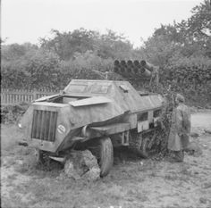 Un soldat britannique examine un véhicule allemand Opel Maultier Nebelwerfer dans la région de Falaise-Argentan, le 22 Août 1944. Wwii Vehicles, German Military, Military Pictures, British Soldier