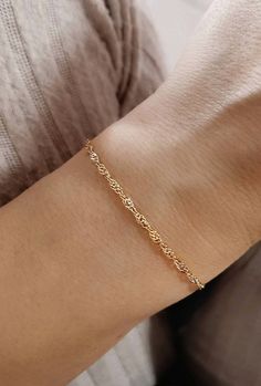 Beautiful bracelet The perfect gift idea 🎀 * High-quality stainless steel Stainless steel * 18k gold plated * 16 cm + 5 cm expandable Shutter * waterproof In our shop you will find more nice offers 😍 INFO Due to the lighting conditions, the colors on the monitor may differ slightly. 14k Gold Bracelet - Gift For Her, 14k Gold Bracelet - Ideal Gift, Gold Chain Bracelet, Tarnish Resistant, Gift, Adjustable Gold Bracelets, Tarnish Resistant, Adjustable Letter-shaped Gold Bracelet, Twisted Bracelet, Hand Bracelet, Gold Armband, Hand Chain